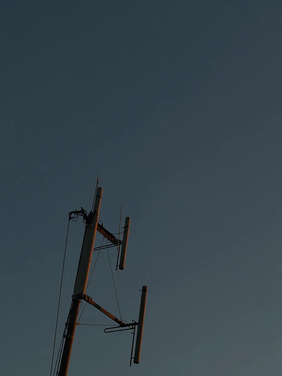 Zendmast bij schemering