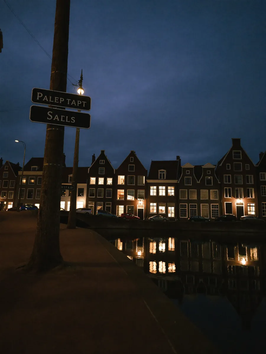 Nederlandse gracht met grachtenpanden in de avond