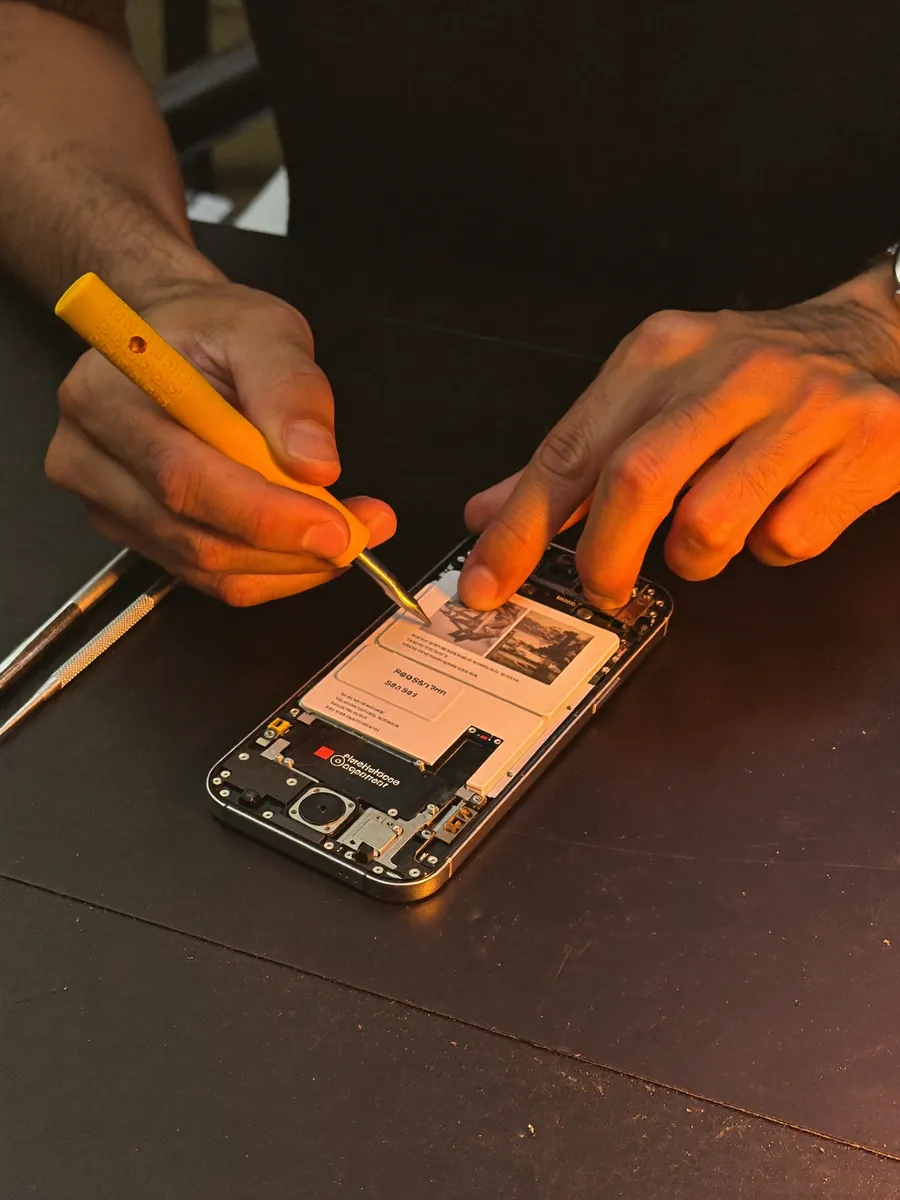 Technicus repareert een smartphone