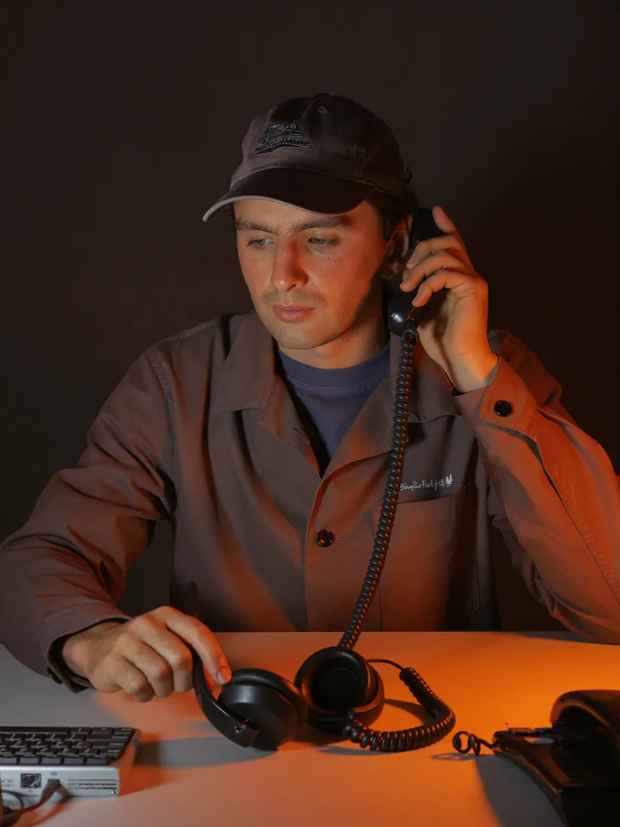 Technicus zet een headset en vaste telefoon klaar