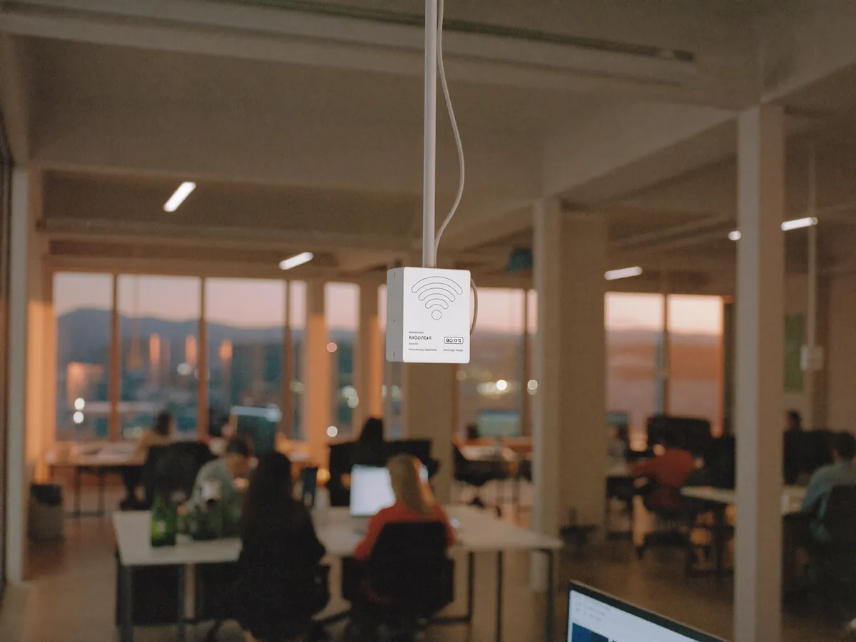 Wifi-accesspoint aan het plafond van een kantoor